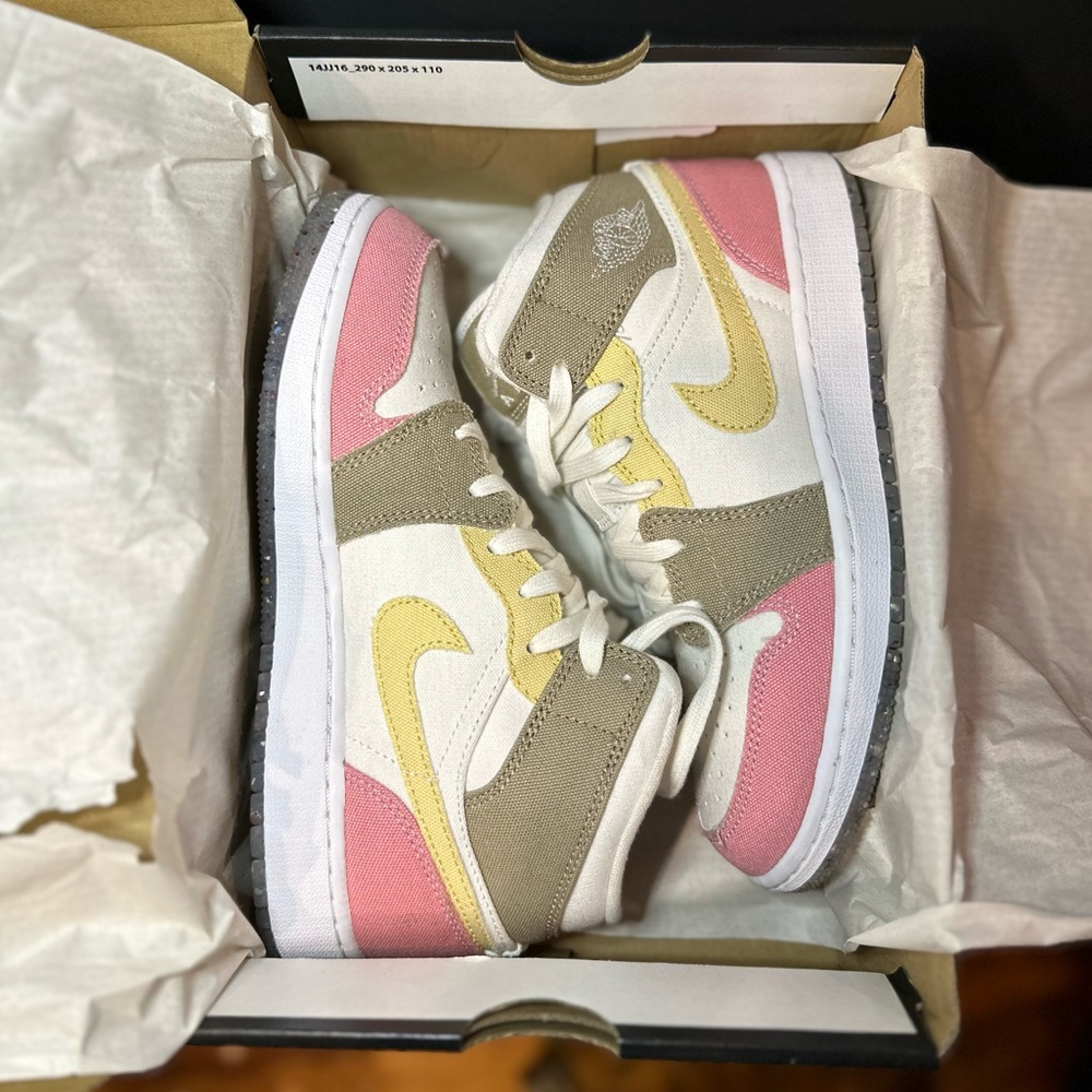 Air Jordan 1 Mid SE (GS) sz 5.5 fits Women’s sz 7